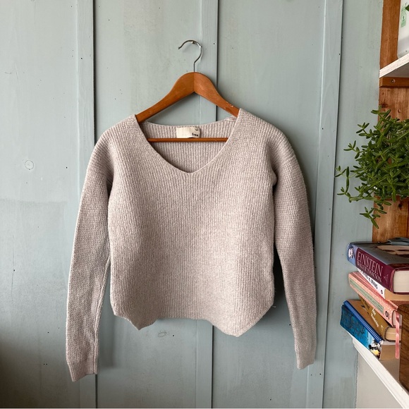 Wilfred Free Aritzia Wolter Waffle Knit Italian Merino Wool V-Neck Sweater Sz M - Picture 5 of 13